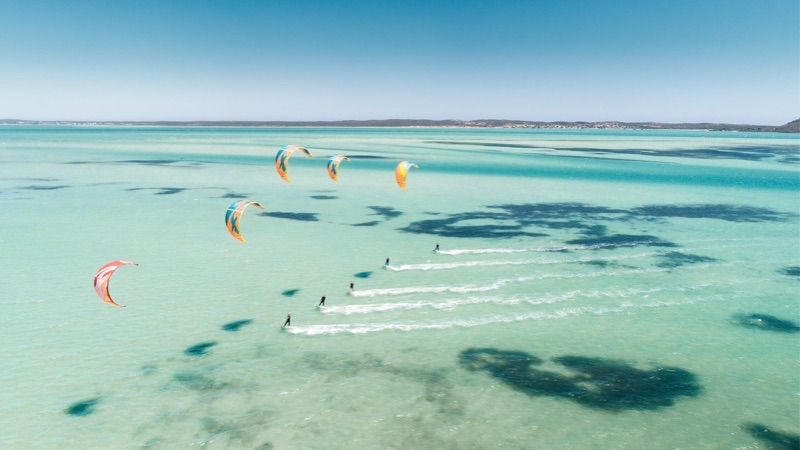 Kitesurfen op een helderblauwe zee op Bonaire